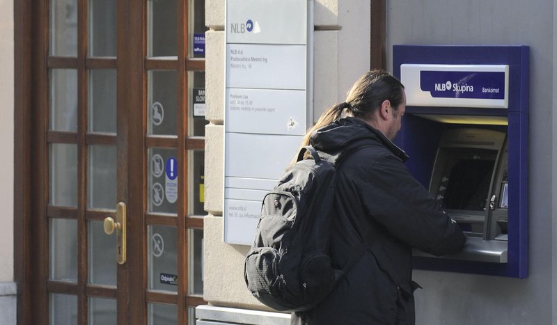 Saj ni res, pa je: Slovenec na bankomatu pozabil kar 1500 evrov
