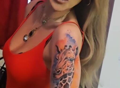Znana slovenska voditeljica presenetila z zanimivo tetovažo (skriva globok pomen)
