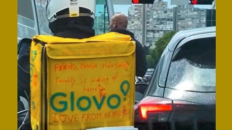 Nepalski dostavljalec v Splitu na torbo napisal ganljivo sporočilo: 'Doma me čaka družina'