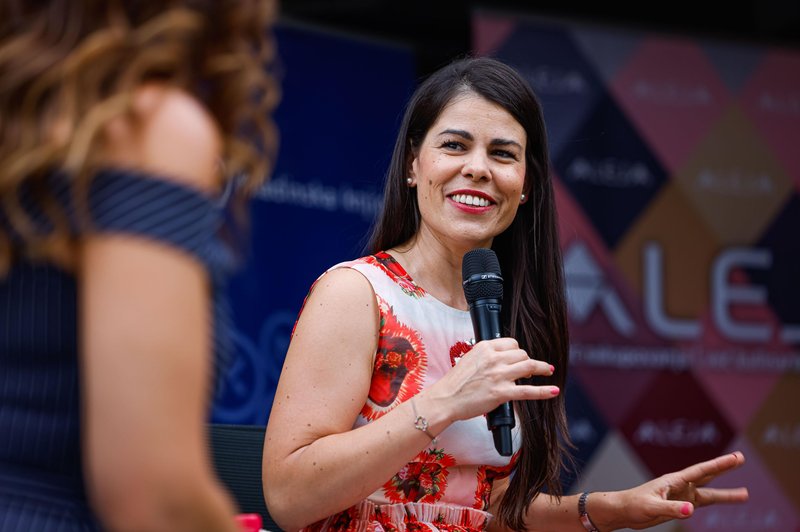 Ana Maria Mitić v kopalkah skočila v ledeno kopel, a vsi so gledali le noro bujen dekolte, ki jemlje dih (foto: Mediaspeed)