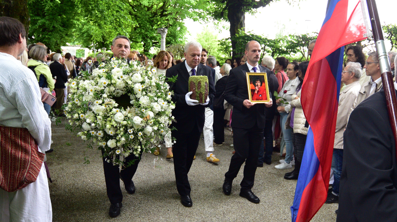 Čustven posnetek s pogreba Mance Košir: poglejte, kako so se poslovili od priljubljene profesorice in novinarke (VIDEO)
