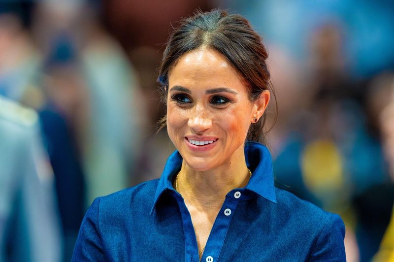 Neee, takole noro drage stvari je na obisku v Nigeriji nosila Meghan Markle, to so vrtoglave vsote (foto: Profimedia)