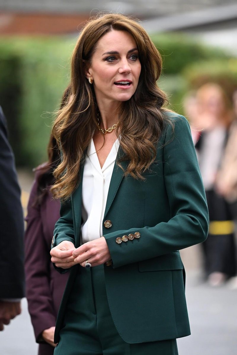 Ni ji mar za posledice: Kate Middleton krši to pomembno kraljevo pravilo tako kot princesa Diana
