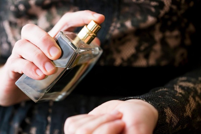 Ženska nanaša parfum (foto: Profimedia)