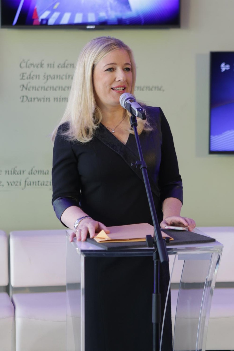 "Vsak del kateregakoli projekta je po svoje izziv, a res uživam na samem začetku, ko vsebinsko snujem projekte. Ko nastaja …