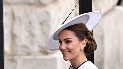 Kate Middleton končno v javnosti, na obleki nosila detajl, ki je nosil to skrivno sporočilo in to so mnogi zamudili
