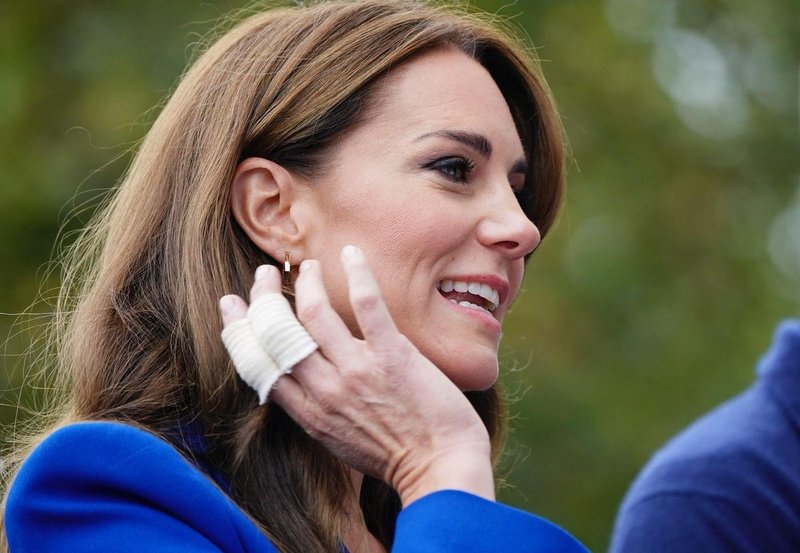 "Kate Middleton je pod velikim pritiskom ..." in vsi nestrpno čakajo na njeno razlogo, to pa je razlog
