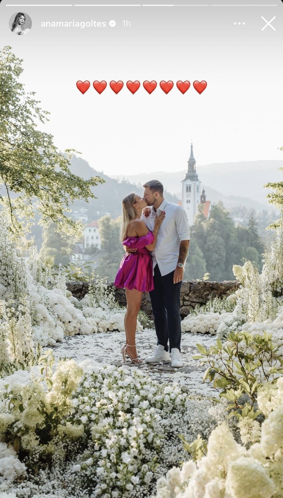 Anamaria je pred časom že izbrisala prav vse skupne fotografije s svojega Instagrama, med drugim pa tudi tole zaročno fotografijo …