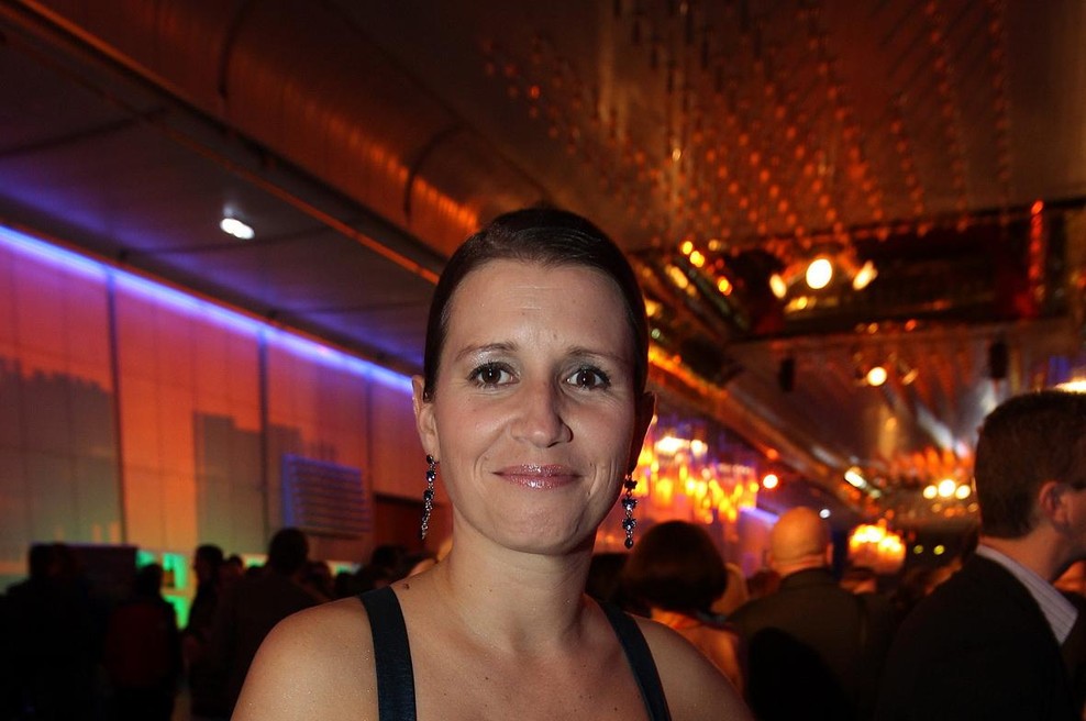 Lara Romih v teh belih kopalkah pokazala sanjske obline, ki so kipele in zapeljevale (foto: Mediaspeed)