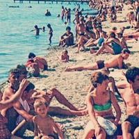 Nostalgična fotografija s plaže v bivši Jugoslaviji je pravi hit: vsi opazili samo eno stvar ...