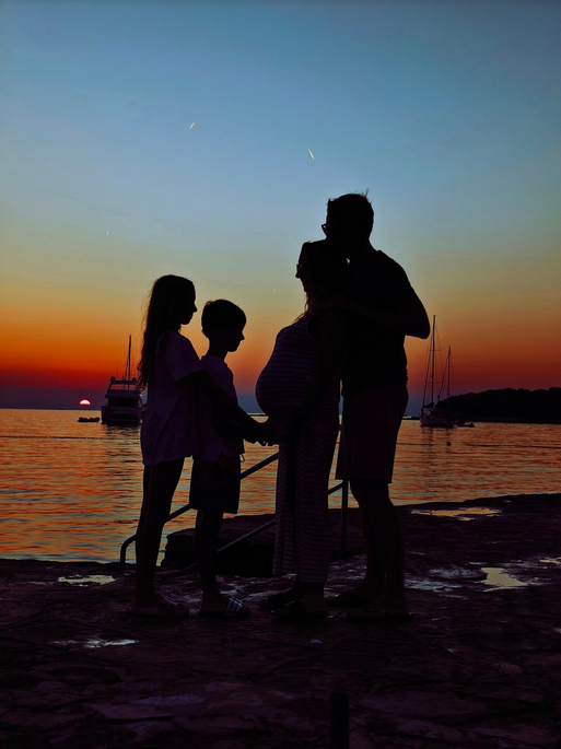 Objavila je fotografijo, na kateri se zelo lepo vidi zaobljeni trebušček. Ob tem pa je zapisala "Še malo". Na posnetkih …