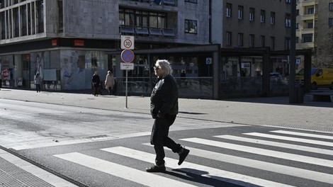 Medtem ko je Bora Đorđević v bolnišnici, pozornost pleni dama, ki so ji posvečeni največji hiti Riblje Čorbe, gre za njo ...