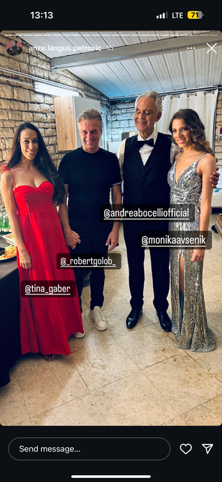 Na njej so namreč Tina, Robert Golob, Andrea Bocelli in Monika Avsenik. Tina je naravnost blestela v čudoviti, rdeči dolgi …