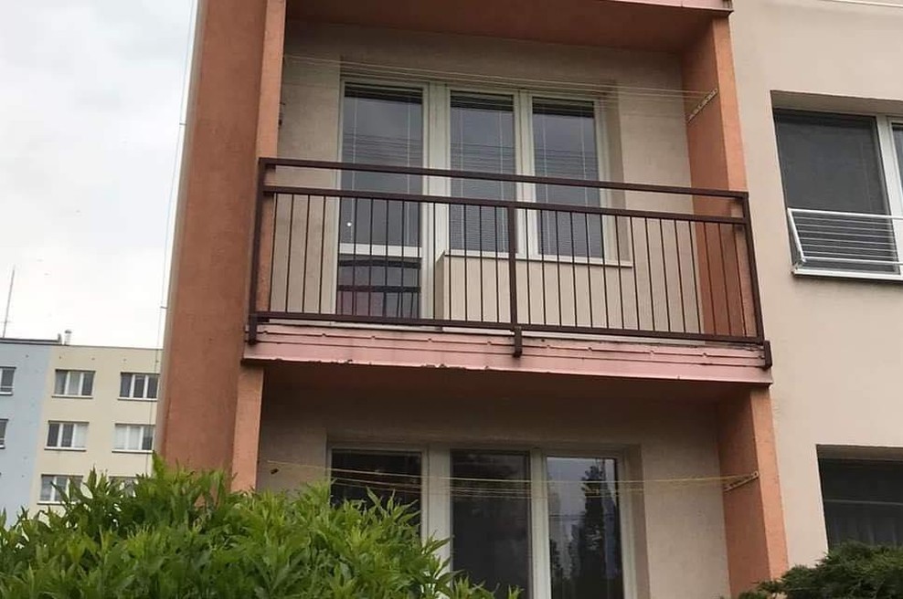 Fotografija stavbe, ki je zaokrožila po družbenih omrežjih: osupljivo, kaj je Čeh postavil na balkon (foto: Facebook / Posnetek zaslona)