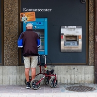 Ta znana banka umika vse bankomate, do gotovine zdaj le še takole