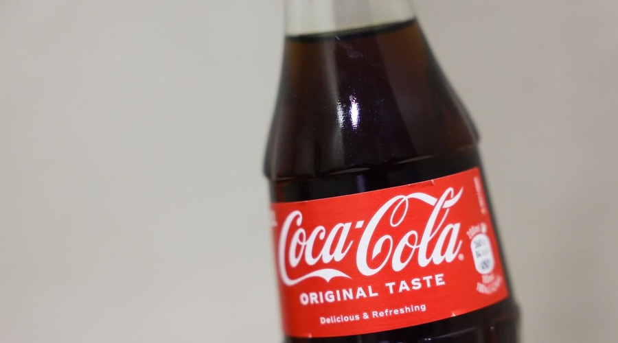 Ali ste vedeli za skrito sporočilo na steklenicah Coca-Cole? (foto: Profimedia)