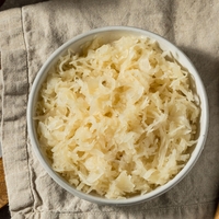 Na ta tradicionalni recept so prisegale že naše babice: tako pripravite najboljše praženo kislo zelje