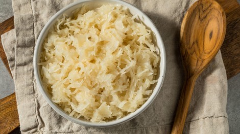 Na ta tradicionalni recept so prisegale že naše babice: tako pripravite najboljše praženo kislo zelje