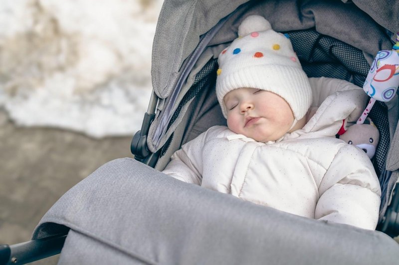 Zakaj v nekaterih državah dojenčki pozimi spijo zunaj na terasi ali balkonu?
