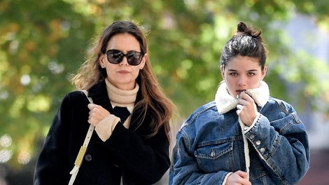 Suri Cruise doživlja same slabe novice, oče je noče videti že 11 let, njena mama Katie Holmes pa je zdaj razkrila pravo resnco!