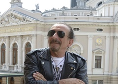 Za to se dolgo ni vedelo: takšno je pravzaprav pravo ime Željka Bebeka, nekoč frontmana skupine Bijelo Dugme
