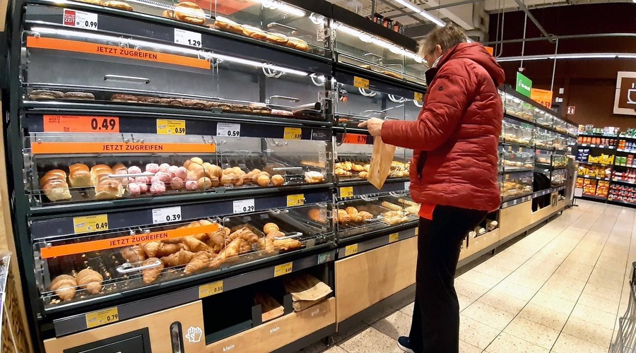 Množične tatvine prek samopostrežnih blagajn: "banana trik" uporablja stotine potrošnikov, supermarketi hočejo blagajničarke nazaj (foto: Profimedia)