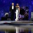 Strokovnjak za branje z ustnic: To je Melania Trump Donaldu šeptala v uho med prvim plesom kot prva dama