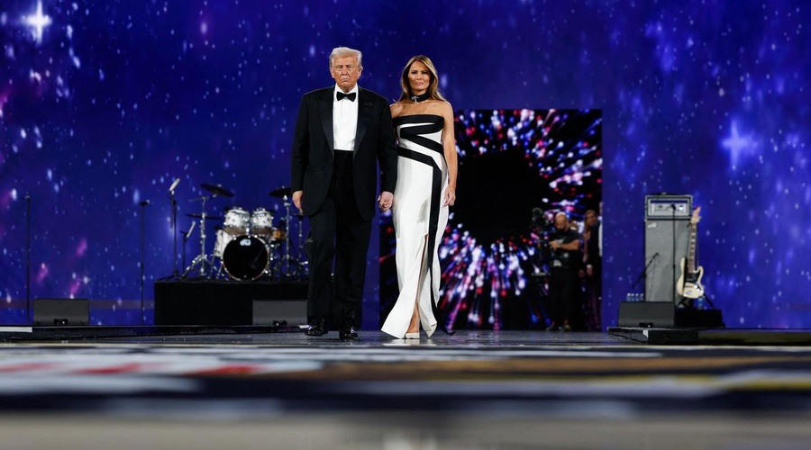 Strokovnjak za branje z ustnic: To je Melania Trump Donaldu šeptala v uho med prvim plesom kot prva dama (foto: Profimedia)