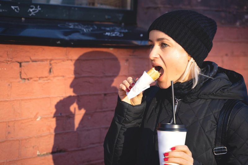 Ženska uživa v hotdogu (foto: Profimedia)