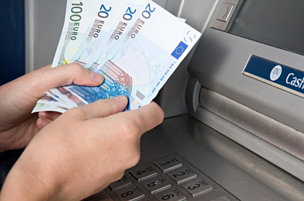 Številni ne poznajo "pravila 10 evrov" na bankomatu, a posledice so lahko precej resne (foto: Profimedia)