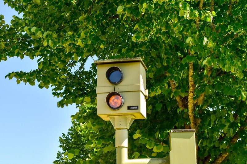 Nove kamere so se noro obrestovale: Oglobili že več kot 3000 voznikov in v občinsko blagajno pospravili 100.000 evrov (foto: Profimedia)