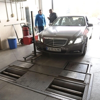 Varanje na tehničnem pregledu: Mehanik na vozila lepil neveljavne nalepke