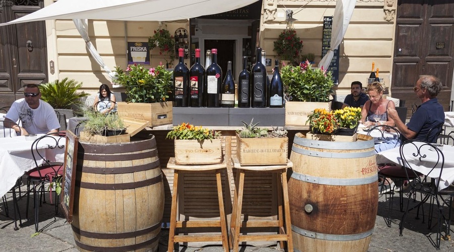 Restavracije in gostinci vse bolj na tleh, gostje vse manjkrat naročajo vino in pivo, namesto tega zahtevajo to pijačo! (foto: Profimedia)