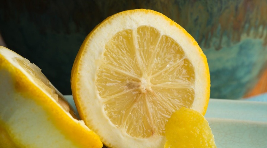 Limono postavite v pečico in segrevajte 3 minute, to kar se bo zgodilo, je pravi čudež! (foto: Profimedia)