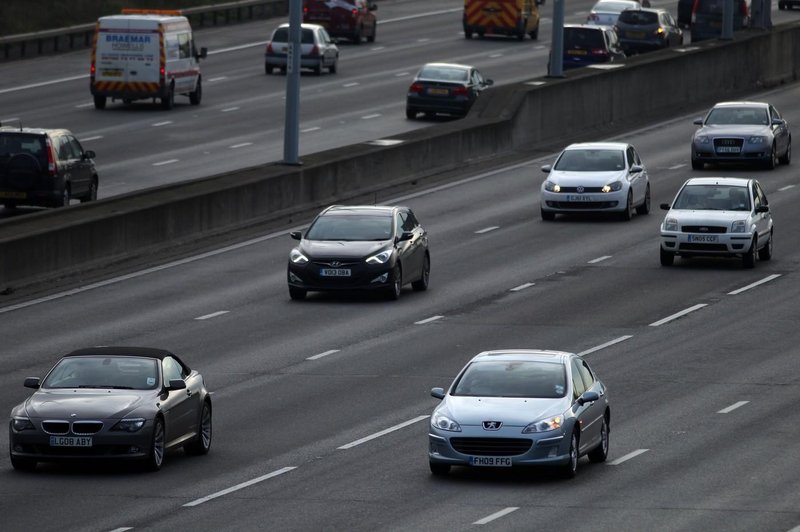 Prekoračitev hitrosti 60 km/h (v mestu) oziroma 70 km/h (izven naselja) so zvišali na 7.500 evrov kazni! (foto: Profimedia)