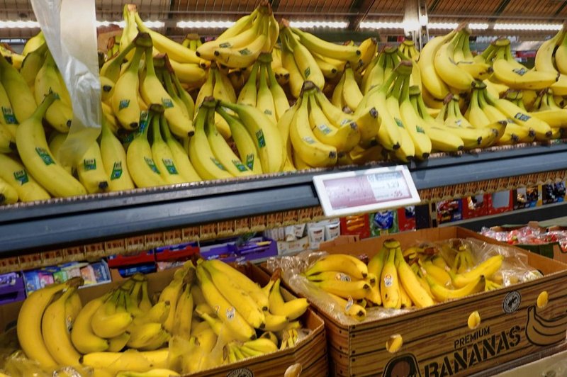 Če v supermarketu vidite mokre in lepljive banane, jih nikar ne kupujte, to je razlog zakaj (foto: Profimedia)