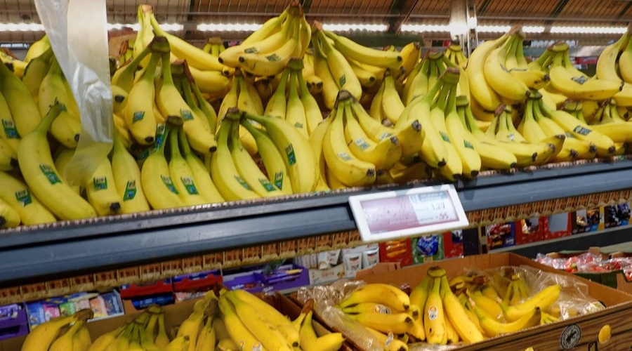 Če v supermarketu vidite mokre in lepljive banane, jih nikar ne kupujte, to je razlog zakaj (foto: Profimedia)