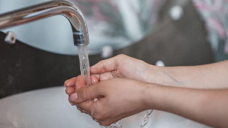 Ta 4 mesta na telesu bi morali temeljito umiti prav vsak večer, opozarjajo strokovnjaki