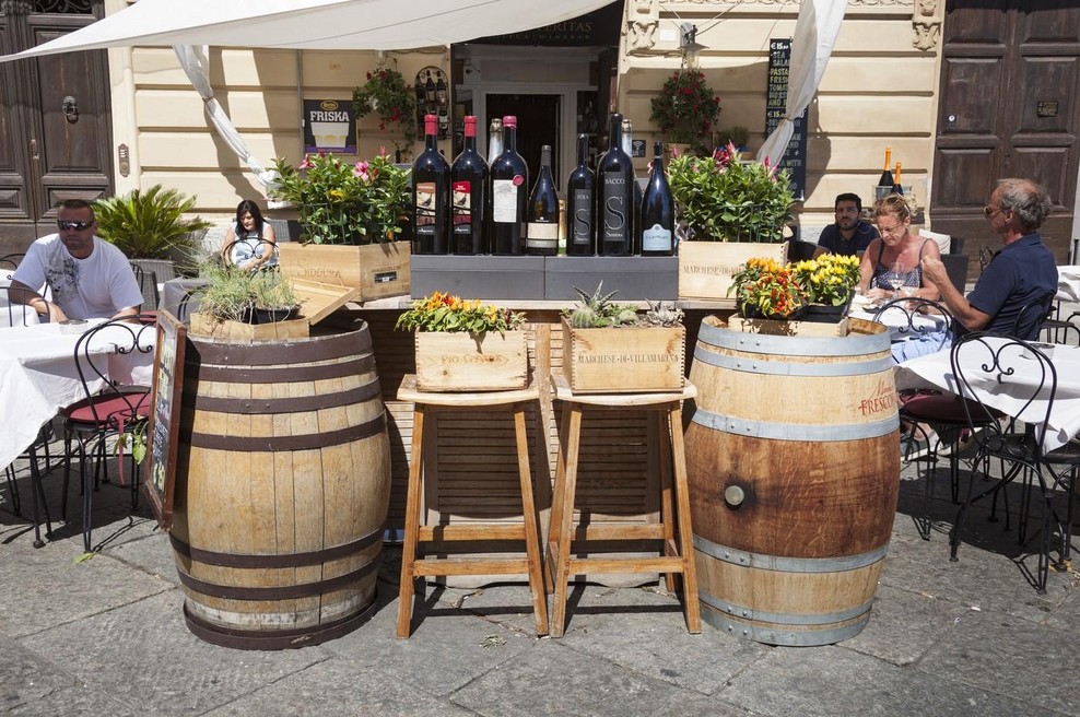 Gostinci vse bolj obupani, gostje vse manjkrat naročajo vino in pivo, namesto tega zahtevajo to pijačo! (foto: Profimedia)