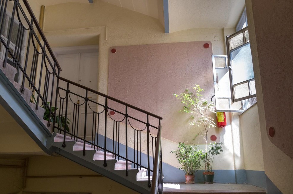 Je na skupnih hodnikih sploh dovoljeno puščati čevlje? (foto: Profimedia)