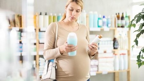 Šampon, milo in ... možganske spremembe? Študija povezuje vsakodnevne izdelke z motnjami v razvoju dojenčka
