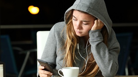 Socialni psiholog o tesnobni generaciji: "Te otroke smo prikrajšali za igro in pravo otroštvo"