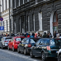 V mestu se vije dolga vrsta, mnogi čakali tudi po nekaj ur, tukaj je razlog zakaj