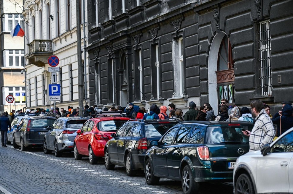 V mestu se vije dolga vrsta, mnogi čakali tudi po nekaj ur, tukaj je razlog zakaj (foto: Profimedia)