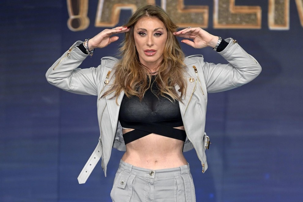 Sabrina ne ohranja le aktivnega glasbenega življenja z nastopi in koncerti, temveč svojim oboževalcem omogoča tudi vpogled v svoj vsakdan. …