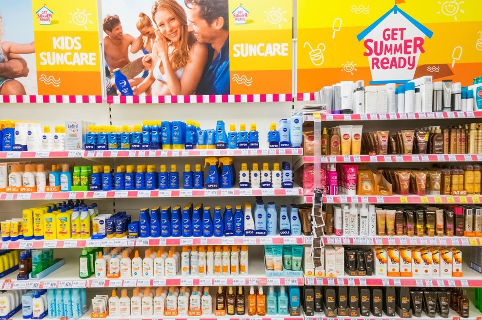 Vse težje je dobiti kreme z zaščitnim faktorjem pod 20, tukaj je razlog zakaj (foto: Profimedia)