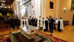 Ko so znanstveniki odprli krsto svete Terezije, so ostali brez sape: Na dan so prišle šokantne fotografije