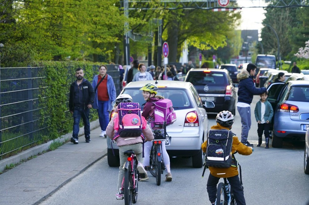 Staršem, ki naredijo to napako, grozi kazen 2500 evrov, mnogi so to verjetno že kdaj naredili (foto: Profimedia)