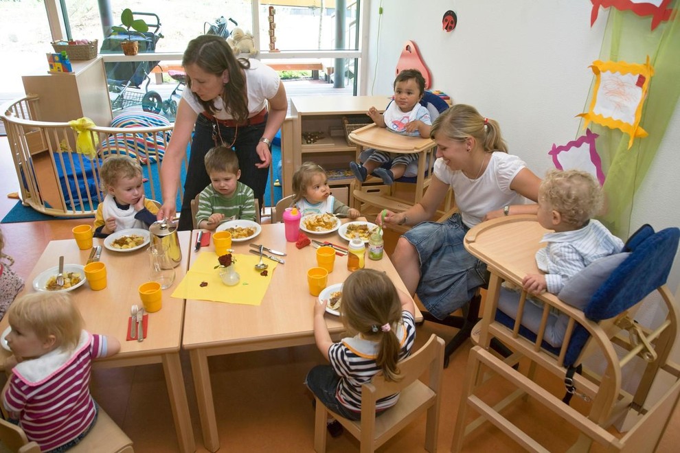Nemška vladajoča koalicija je sprejela odločitev o zvišanju otroškega dodatka Kindergeld. Znan je tudi znesek, ki ga bodo družine prejemale …