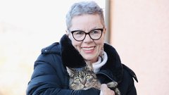 Anita Ogulin v biografiji: "Če bi lahko, bi me verjetno že zdavnaj zažgali"